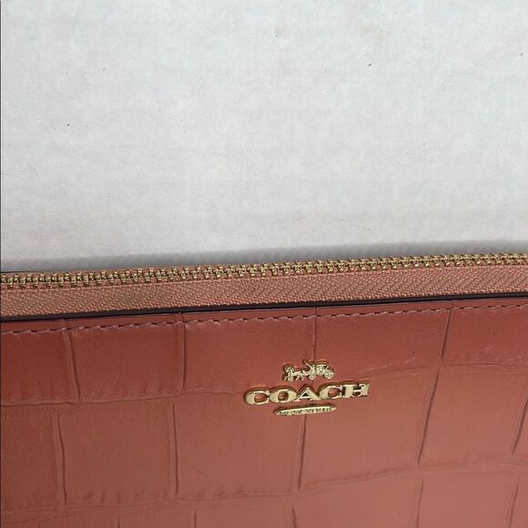 Coach light Salmon Croc-Embossed accordion zip-around Wallet - Picture 2 of 10